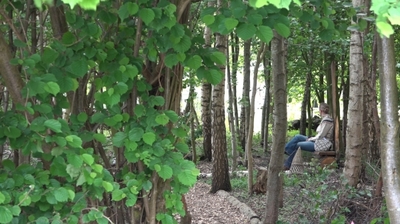 Vrouw in trollenbos.jpg